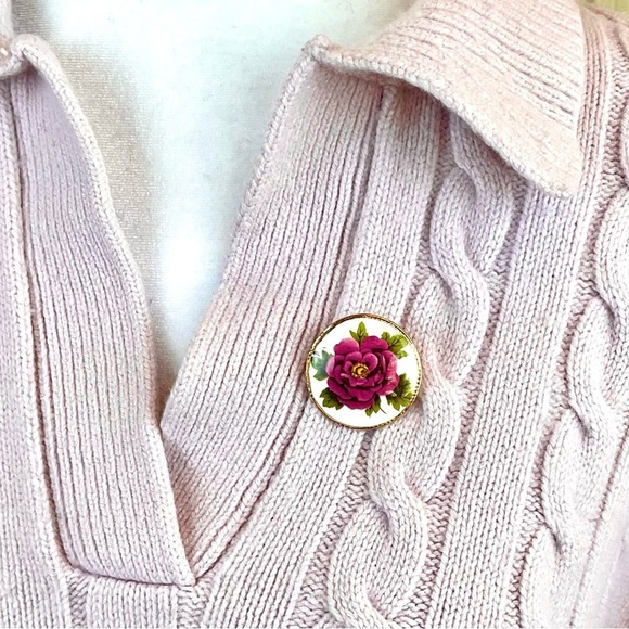 Vintage Brooch Round Pink Rose Green Leaves Yellow Center on White, Pin, (~1 in) - Picture 1 of 4